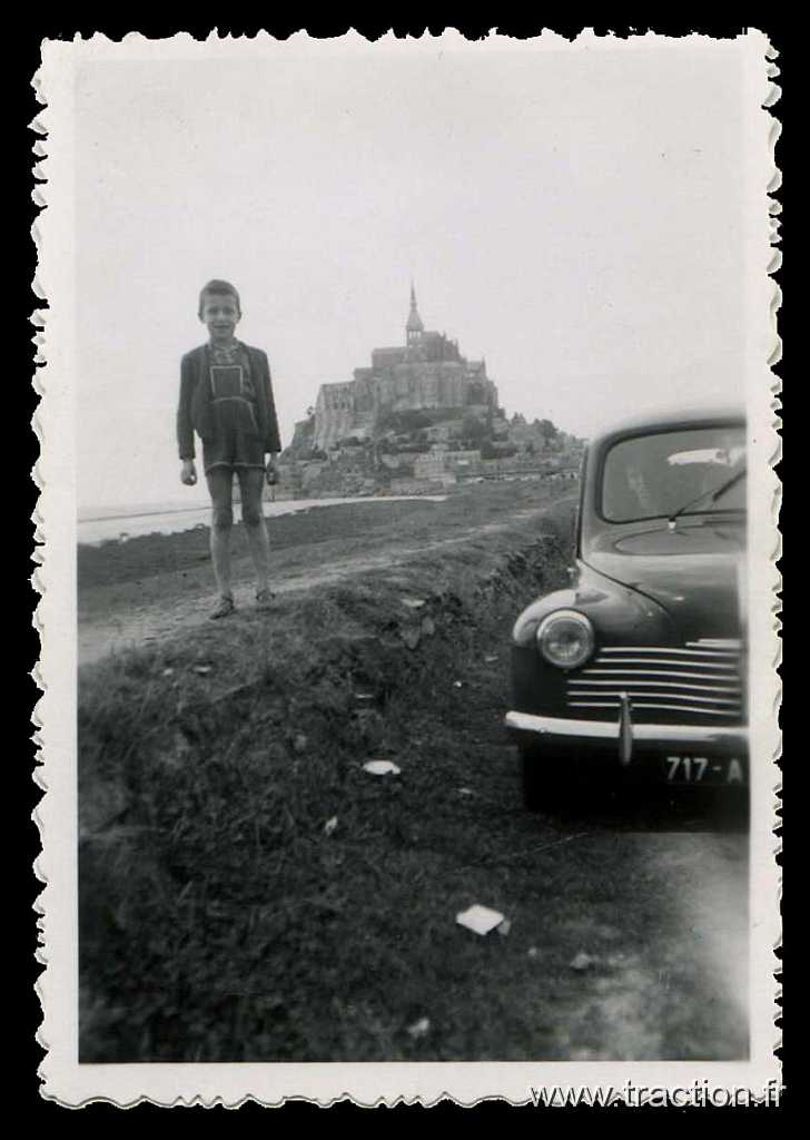 1951_08_00 0207.jpg - 00/08/1951- LE MONT SAINT-MICHEL (Manche), Sur la route de Saint-Malo avec la Renault 4CV de Jean VILLERMÉ (717-AN75), Michel LÉVÊQUE
